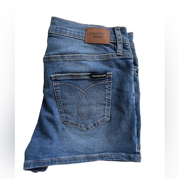 Calvin Klein Denim Shorts - Ladies - Classic Denim - Size 8 - Picture 3 of 3